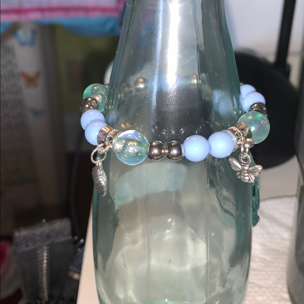 Blue iridescent and silver stretch bracelet with beach charms - Picture 3 of 5